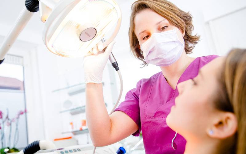 Patienten bei der professionellen Zahnreinigung